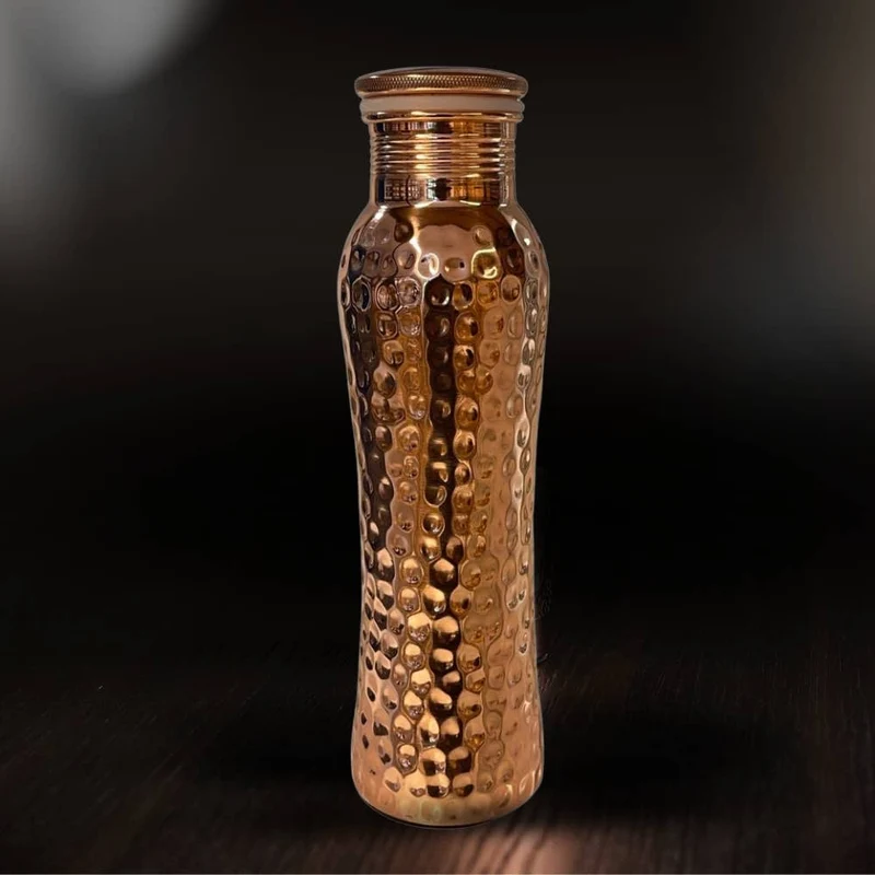 Ren kopparvattenflaska kurvad hamrad ± 950 ml